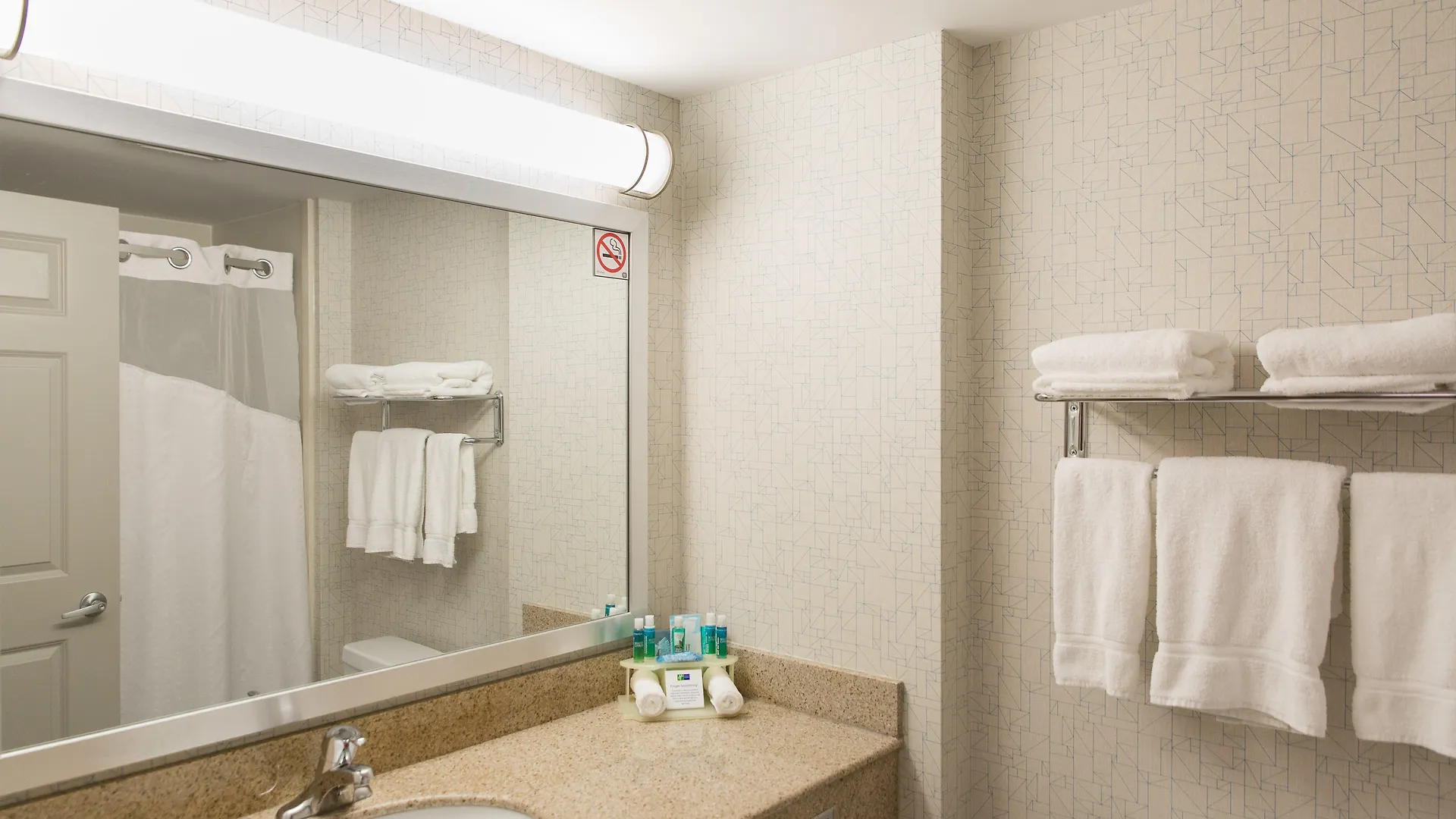 Holiday Inn Express Brampton By Ihg 2*,  Canada